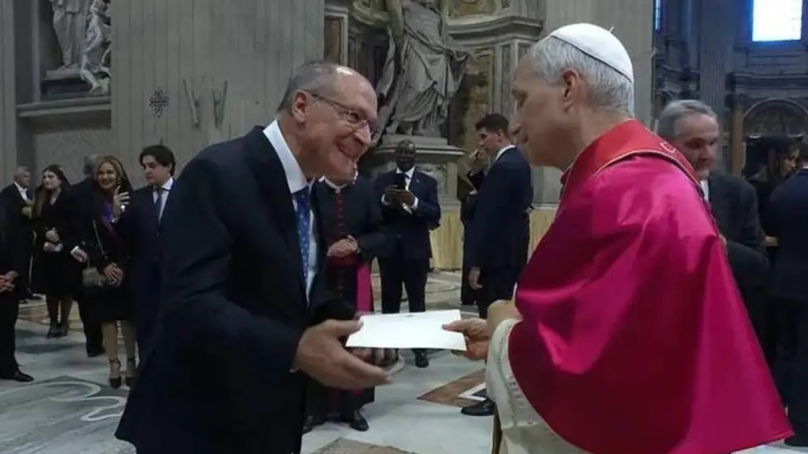 alckmin-entrega-convite-para-papa-leao-xiv-ir-ao-brasil-durante-a-cop-30-em-belem