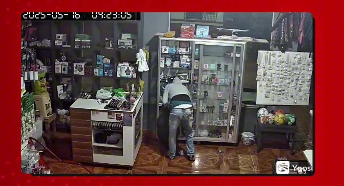 video:-adolescente-e-flagrado-furtando-loja-de-eletronicos-no-interior-do-am