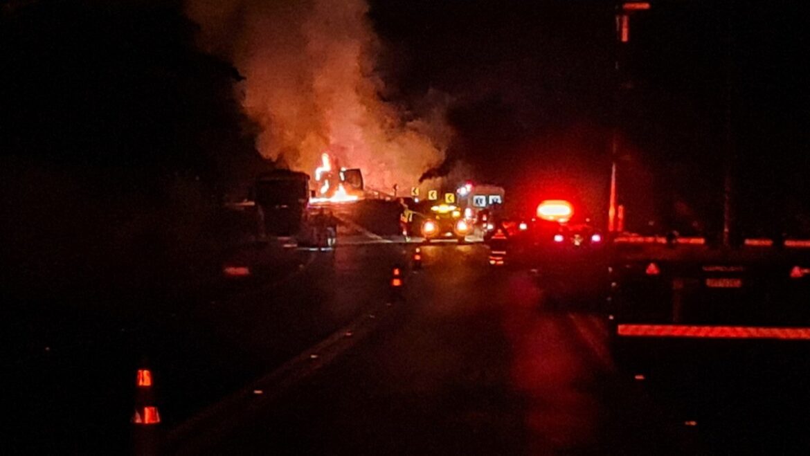 carreta-tomba-e-causa-incendio-de-grandes-proporcoes-na-br-116;-motorista-sai-ileso