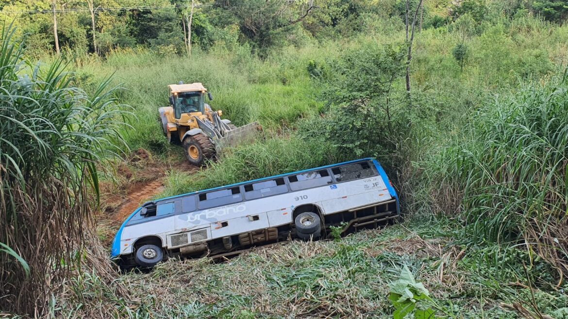 morre-passageiro-de-micro-onibus-que-caiu-em-barranco-em-juiz-de-fora;-outras-7-pessoas-ficaram-feridas
