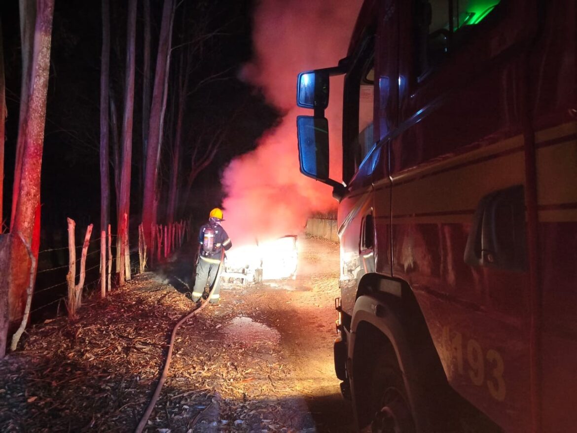 video:-ataque-na-saida-de-barbearia-deixa-um-morto-e-outro-ferido-em-barbacena;-carro-usado-no-crime-foi-encontrado-incendiado