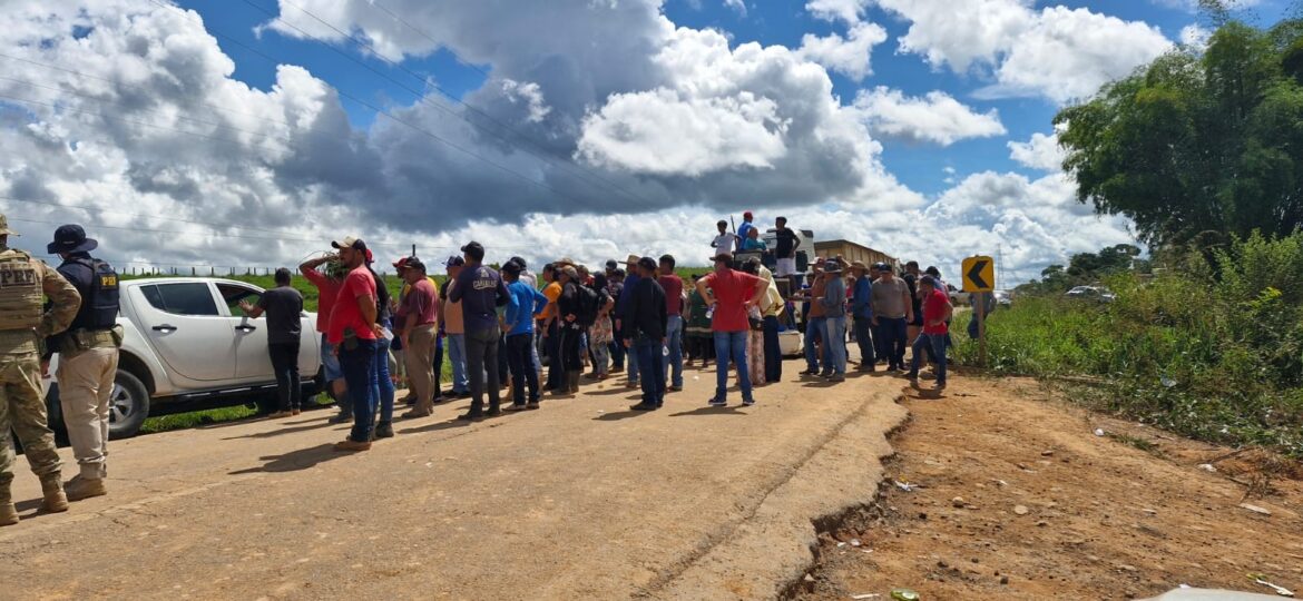 protesto-contra-operacao-do-ibama-causa-fechamento-de-trecho-de-rodovia-no-interior-do-acre