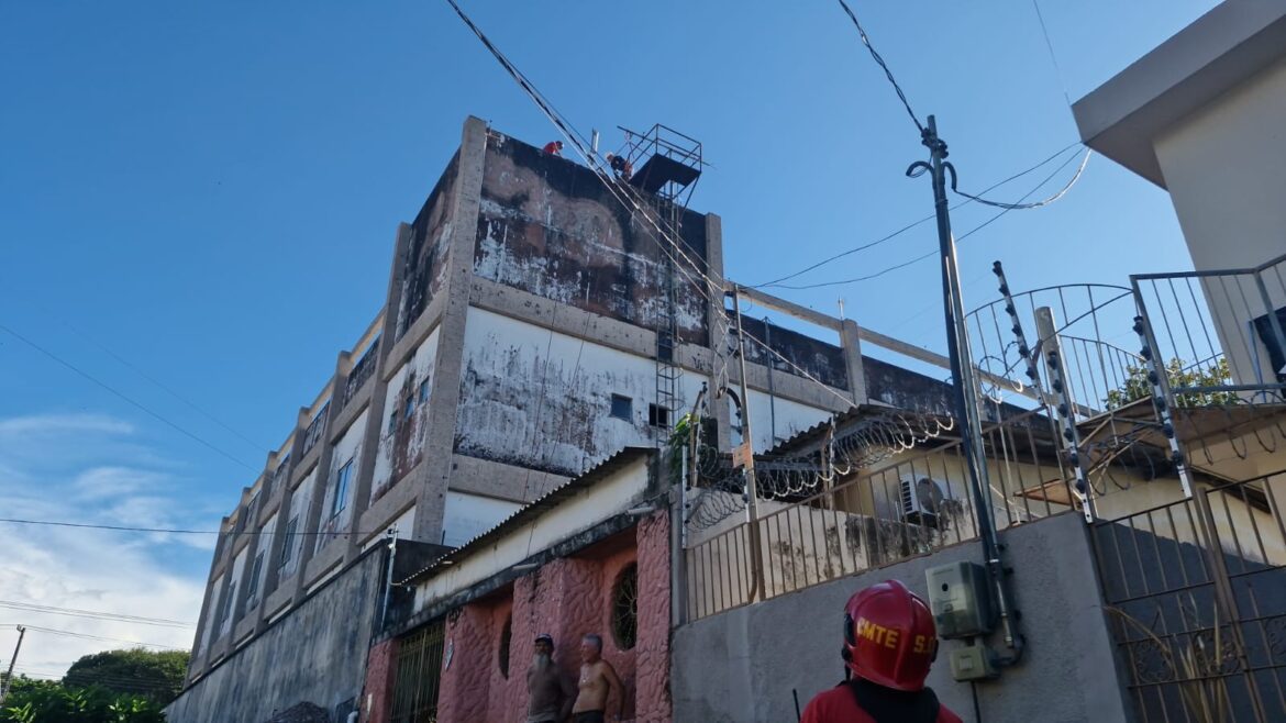 corpo-do-bombeiro-realiza-resgate-de-mulher-que-desmaiou-durante-manutencao-em-caixa-d’agua-de-predio-em-santarem