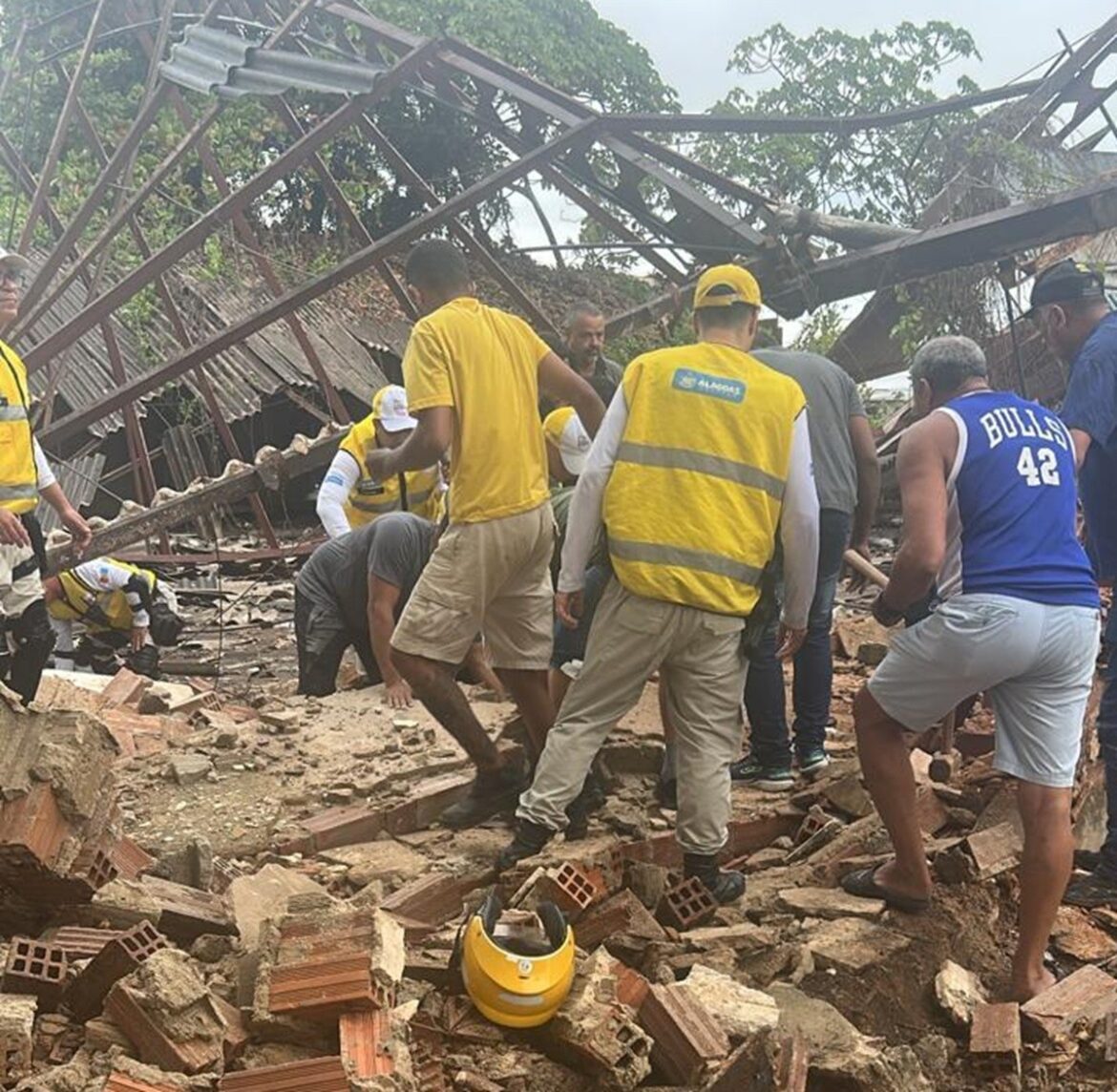 teto-de-galpao-desaba-no-estacionamento-do-jaragua,-em-maceio