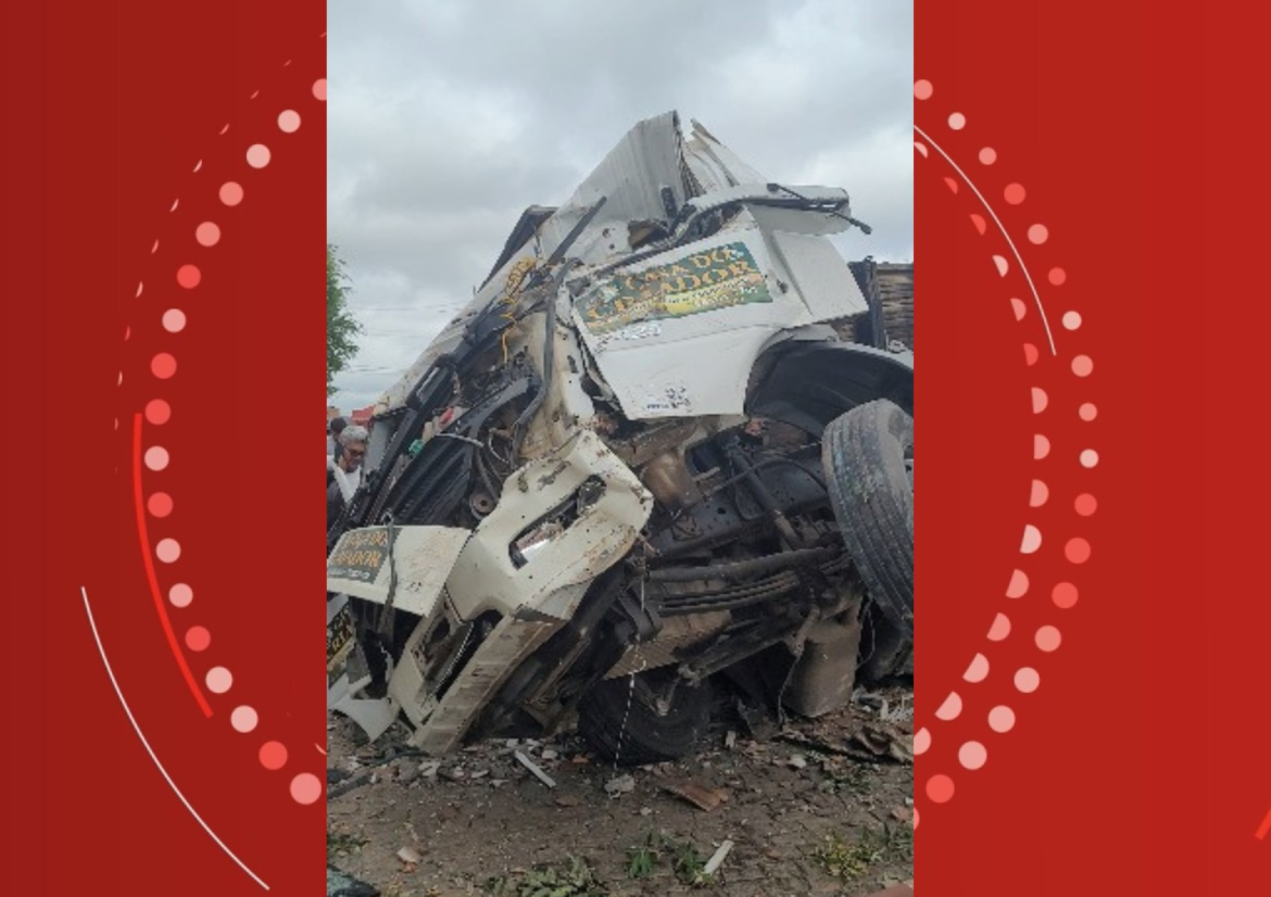 caminhao-perde-freio-ao-descer-ladeira-e-destroi-quiosques-e-arvore-no-sudoeste-da-bahia