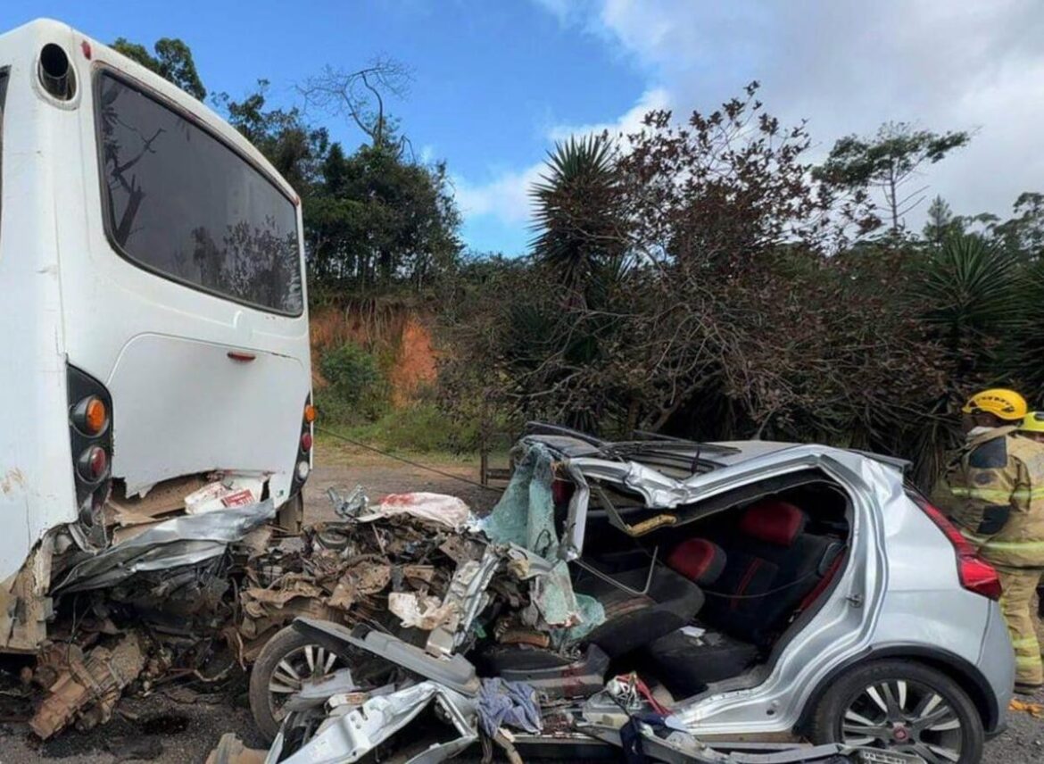 acidente-entre-carro-e-onibus-mata-dois-e-deixa-outros-dois-feridos-na-br-040-em-mg