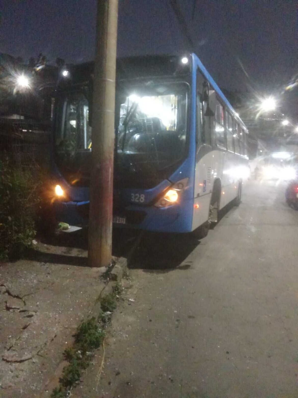 onibus-bate-em-poste-no-bairro-vitorino-braga,-em-juiz-de-fora