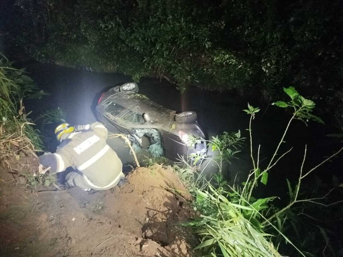 motorista-sobrevive-apos-carro-cair-no-corrego-do-bairro-sao-pedro,-em-juiz-de-fora