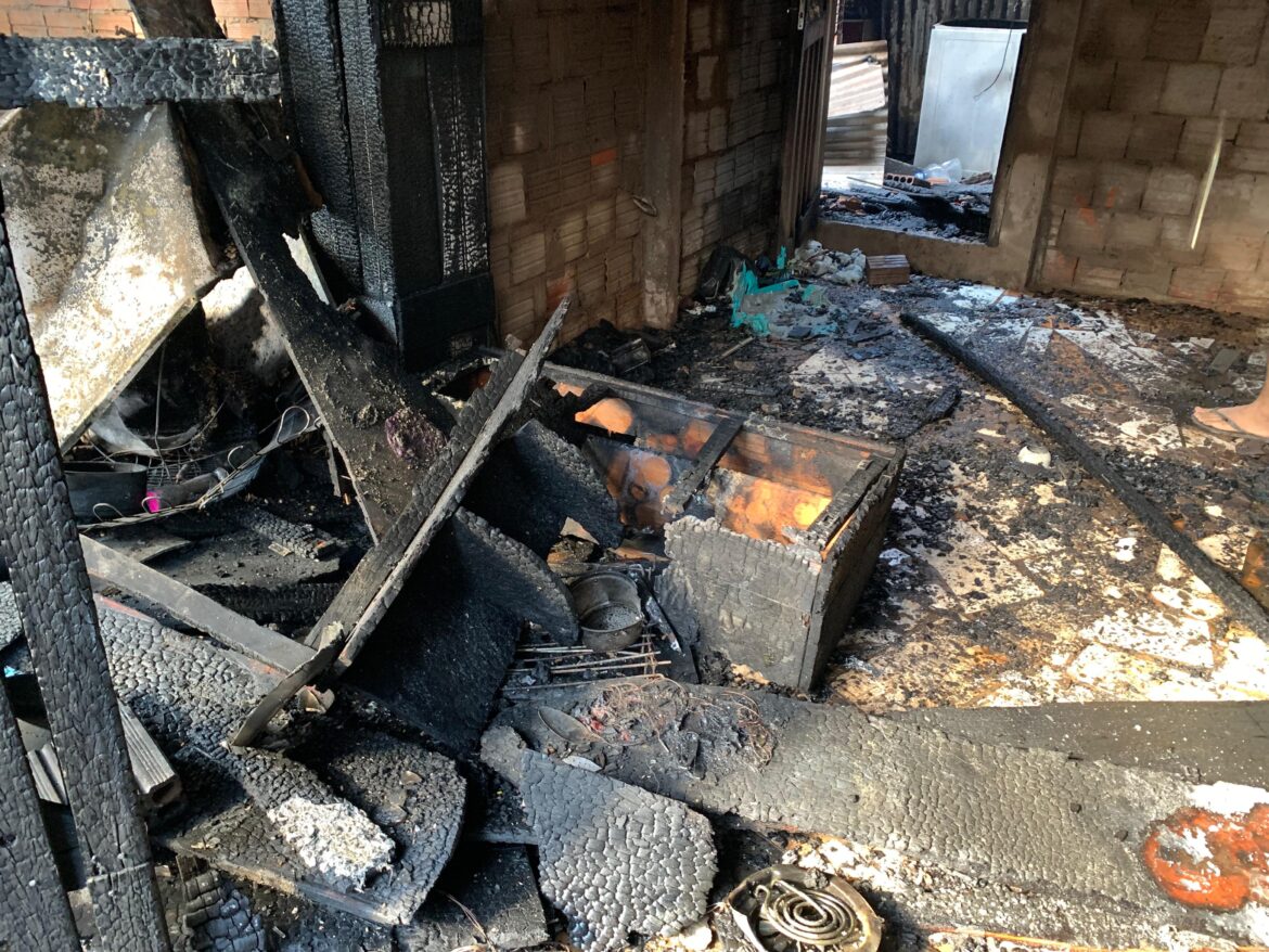video:-boleira-se-desespera-ao-encontrar-casa-em-chamas-no-acre;-familia-perdeu-tudo-em-incendio