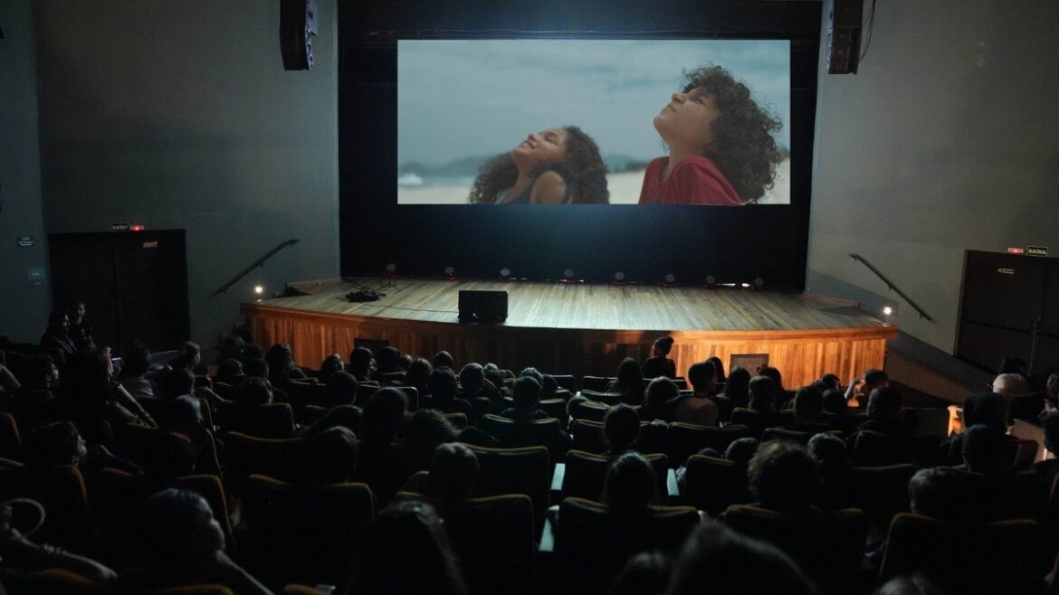 sarancine-2025:-festival-de-cinema-exibe-filmes-nacionais-e-internacionais,-com-debates-e-oficinas-em-juiz-de-fora