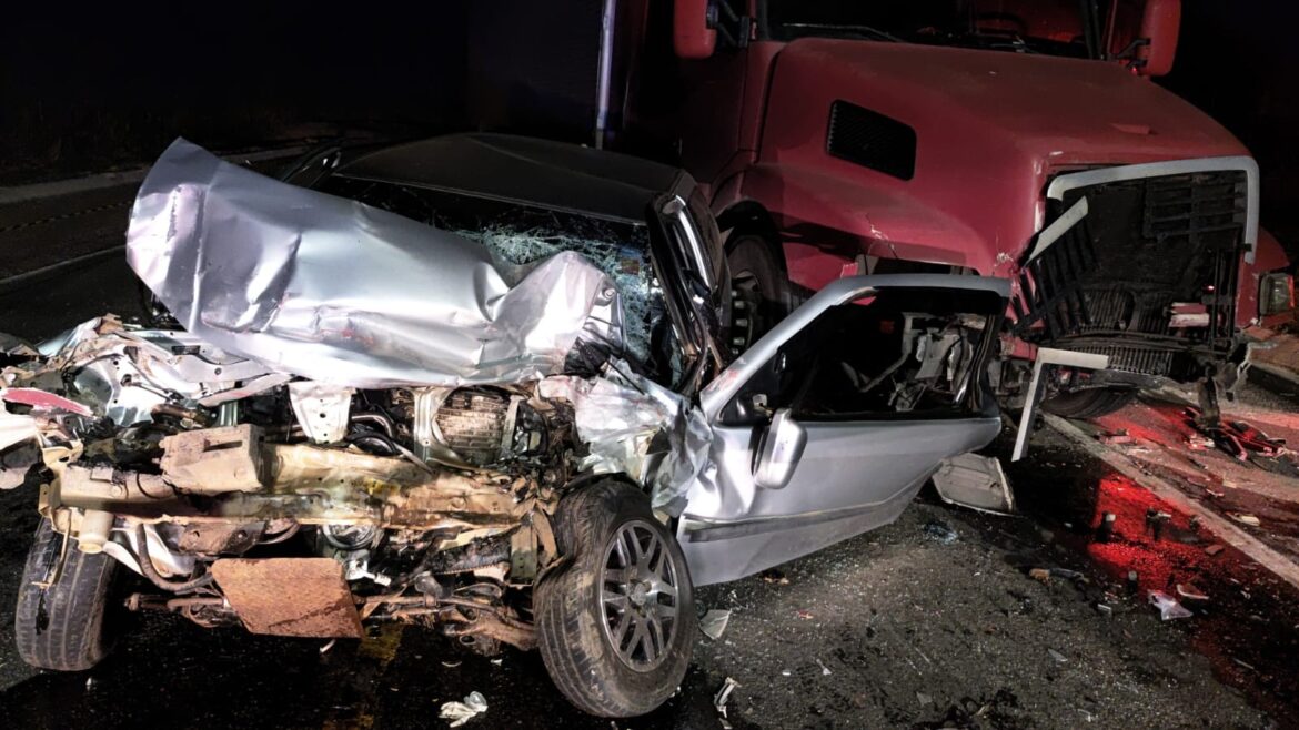 motorista-e-passageiro-morrem-apos-carro-bater-de-frente-com-caminhao-na-br-116,-em-miradouro