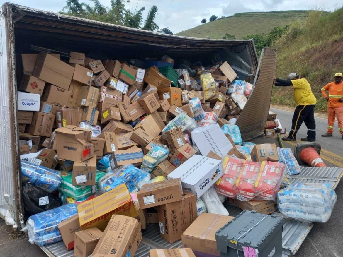 caminhao-carregado-com-fraldas-e-produtos-de-farmacia-tomba-e-interdita-a-br-356