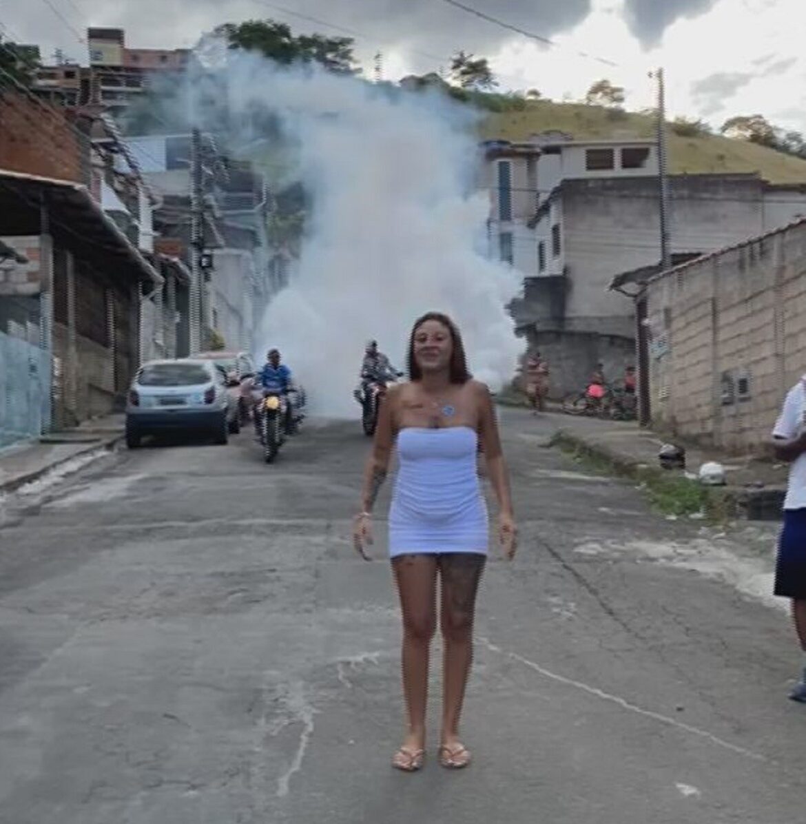 entenda-como-moto-soltou-fumaca-colorida-em-cha-revelacao-que-viralizou-na-internet