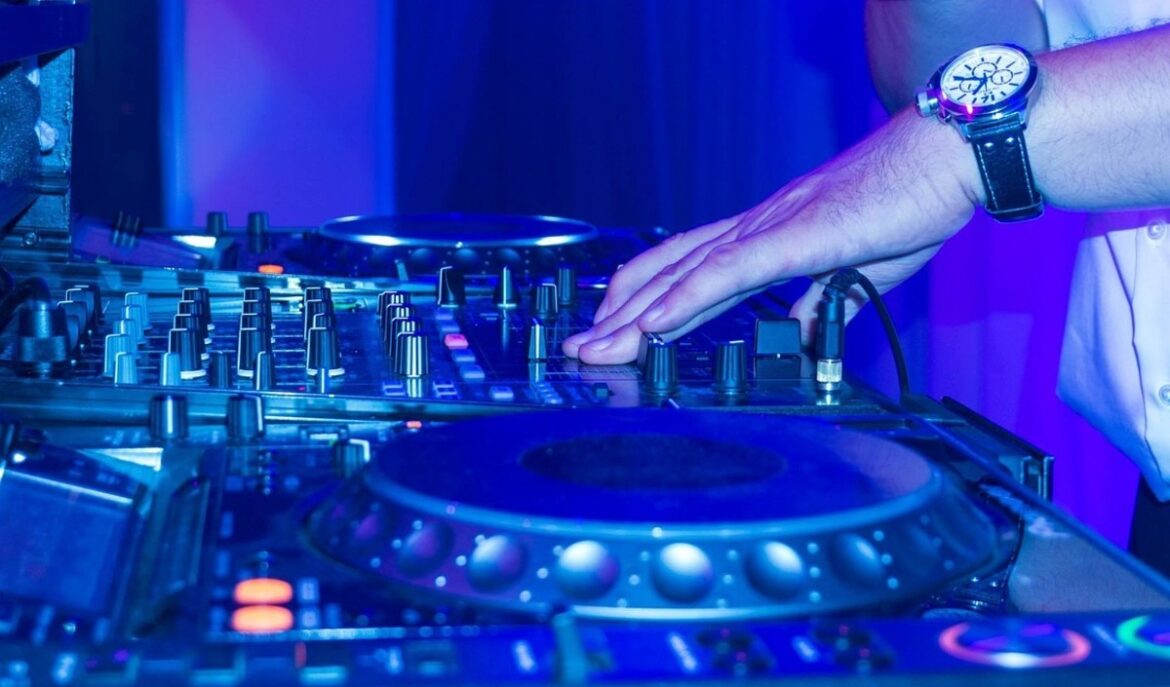 dj-manda-outro-no-lugar-para-festa-de-casamento-e-tera-que-indenizar-noiva-em-mg