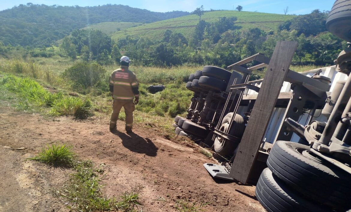 acidente-envolvendo-carro-e-carreta-deixa-motorista-morto-na-mg-133