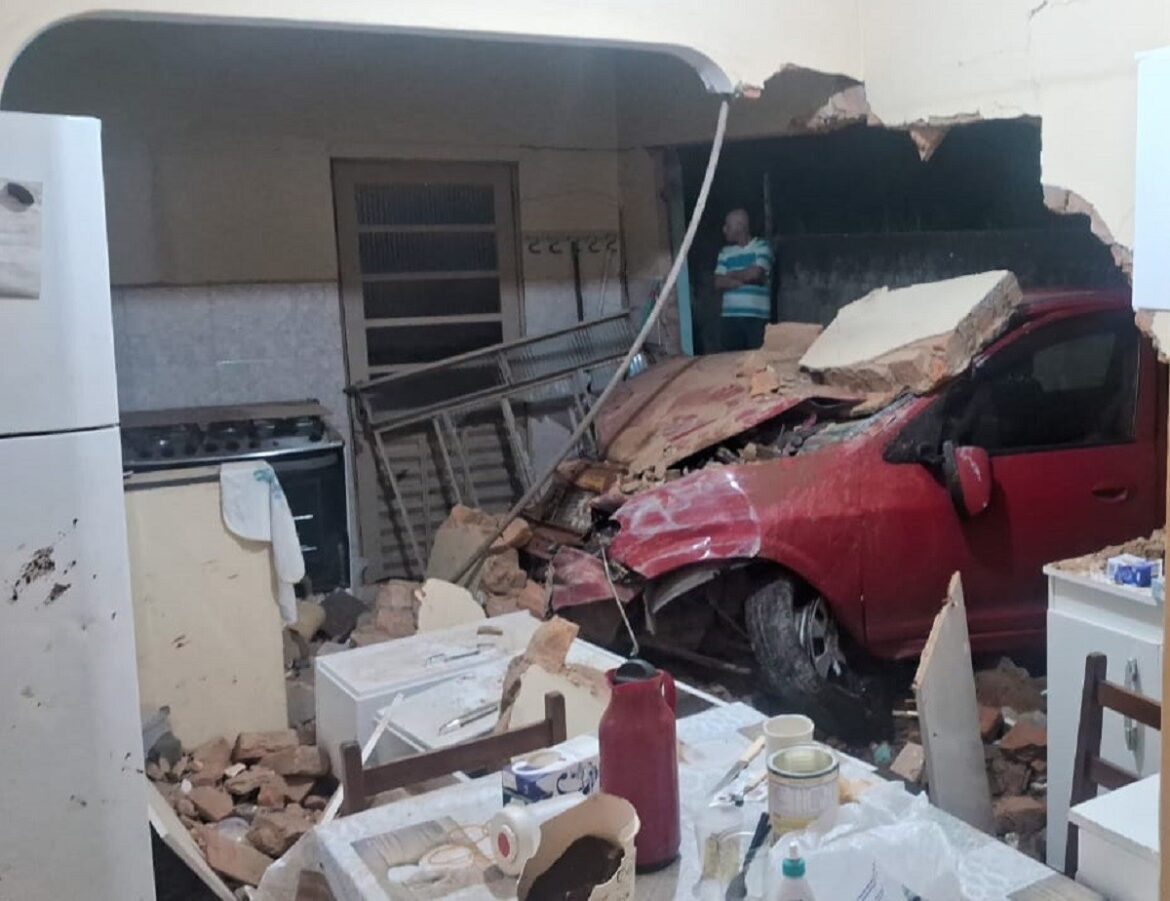 motorista-perde-controle-e-carro-invade-cozinha-de-casa-na-br-265