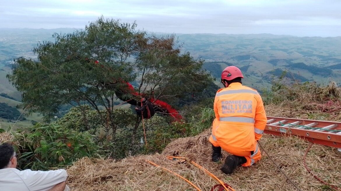 dois-homens-ficam-presos-em-arvore-apos-decolagem-de-parapente-em-muriae