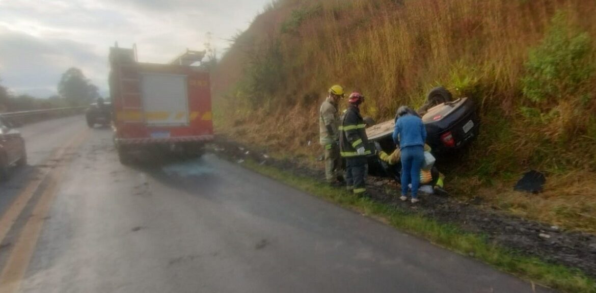 idosos-ficam-feridos-apos-carro-capotar-na-br-267-em-chacara