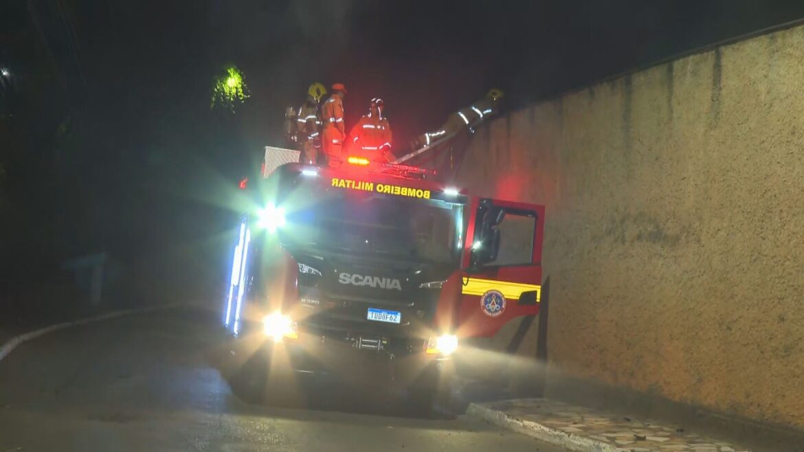 incendio-atinge-patio-de-veiculos-apreendidos-em-sabara,-na-grande-bh