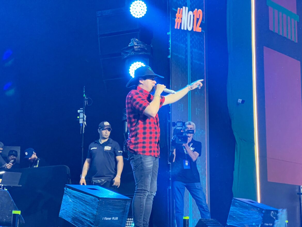 natanzinho-lima-divide-bebida-com-fas,-salta-do-palco-e-ve-parque-do-povo-tomado-por-‘mar-de-chapeus’-no-sao-joao-de-campina-grande