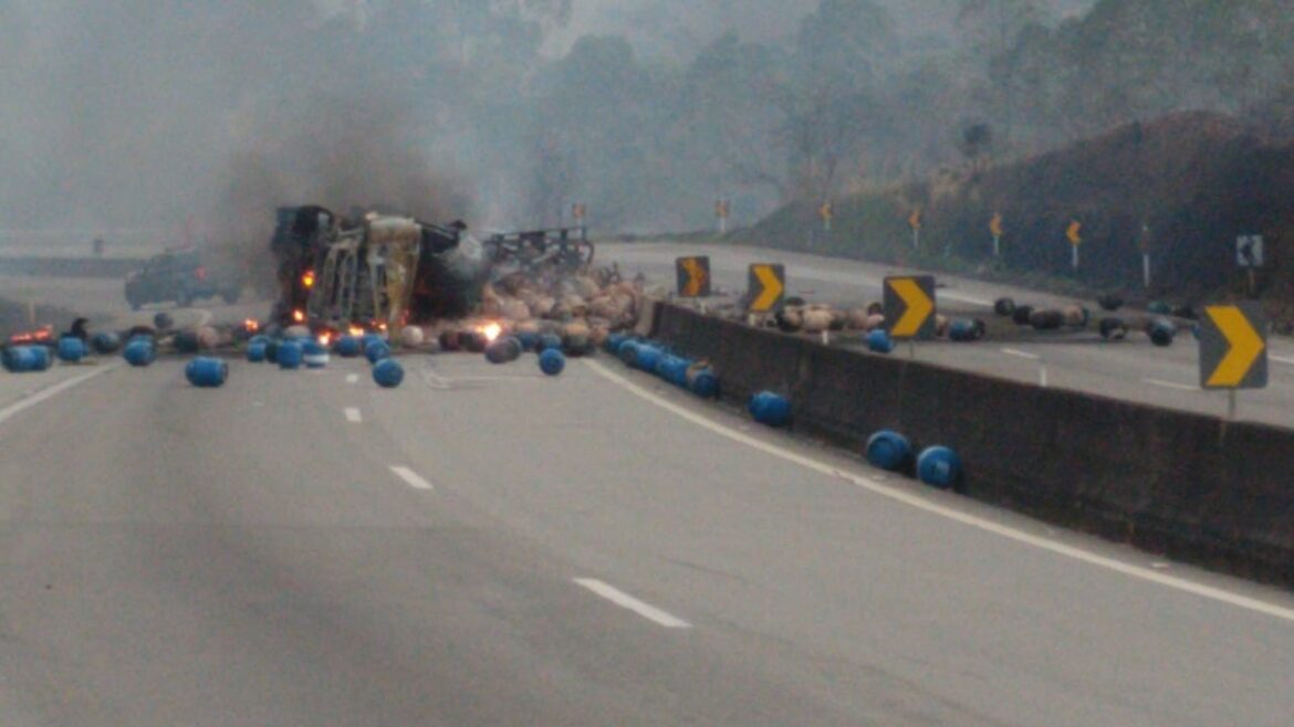 motorista-arremessado-de-cabine-apos-caminhao-de-gas-tombar-na-br-040-sera-indenizado-por-empresa