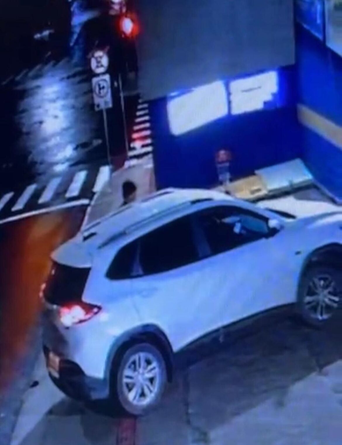 motorista-e-rendida-com-arma-na-cabeca-e-tem-joias-e-carro-roubados-no-bairro-cascatinha,-em-juiz-de-fora;-video