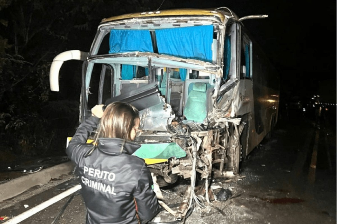 carreta-faz-‘l’-na-pista-e-bate-em-onibus-na-br-116;-motorista-e-passageiros-ficam-feridos