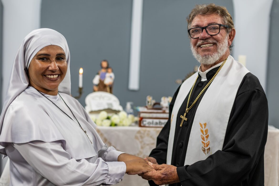 tradicao-junina:-casal-celebra-o-amor-ha-20-anos-como-‘padre’-e-‘freira’-em-arraial-de-sergipe