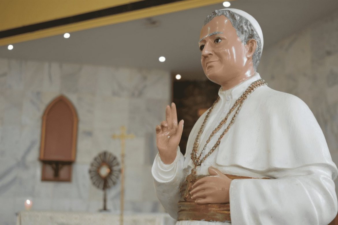 paroquia-celebra-missa-para-casais-e-tera-surpresa-com-bem-casado-‘recheado’-com-par-de-aliancas-em-juiz-de-fora