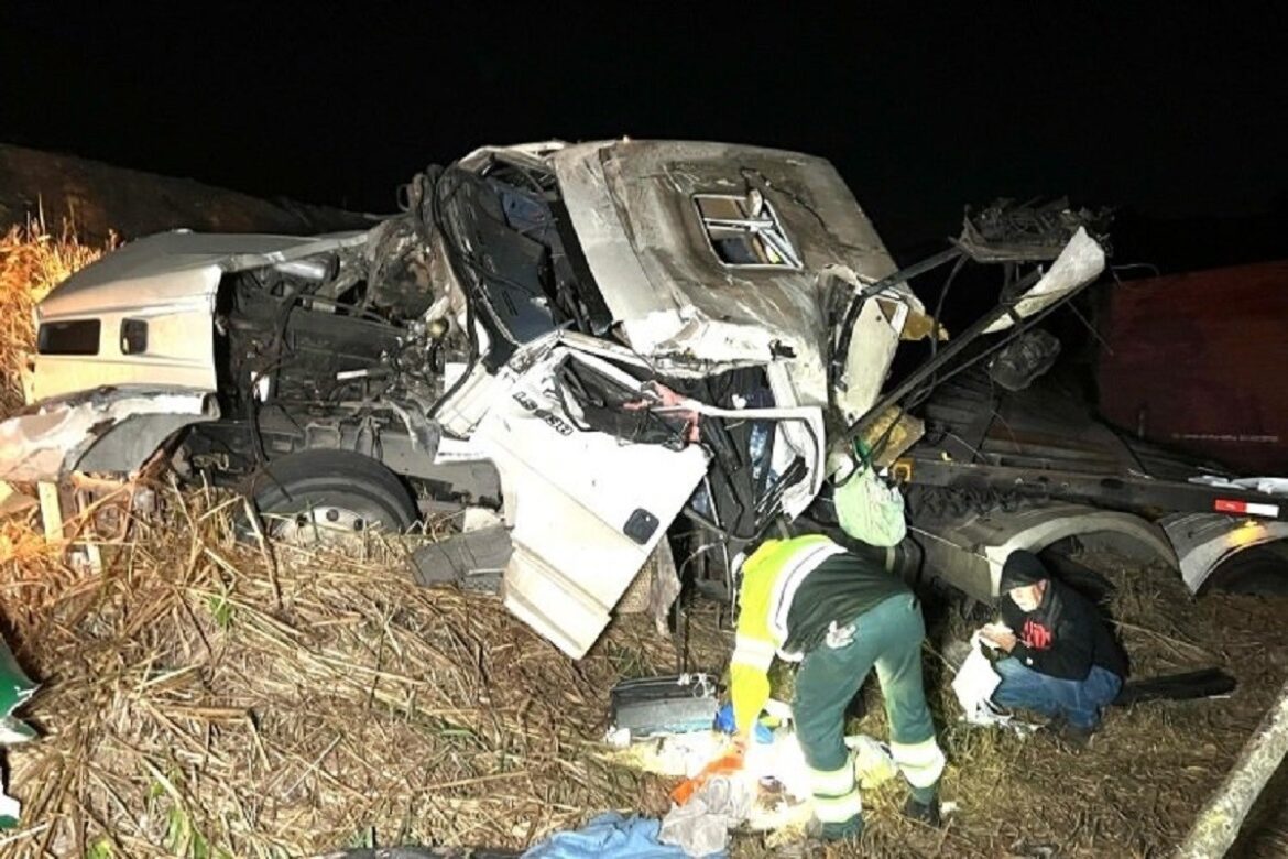 dois-homens-ficam-gravemente-feridos-apos-tombamento-de-carreta-na-br-116