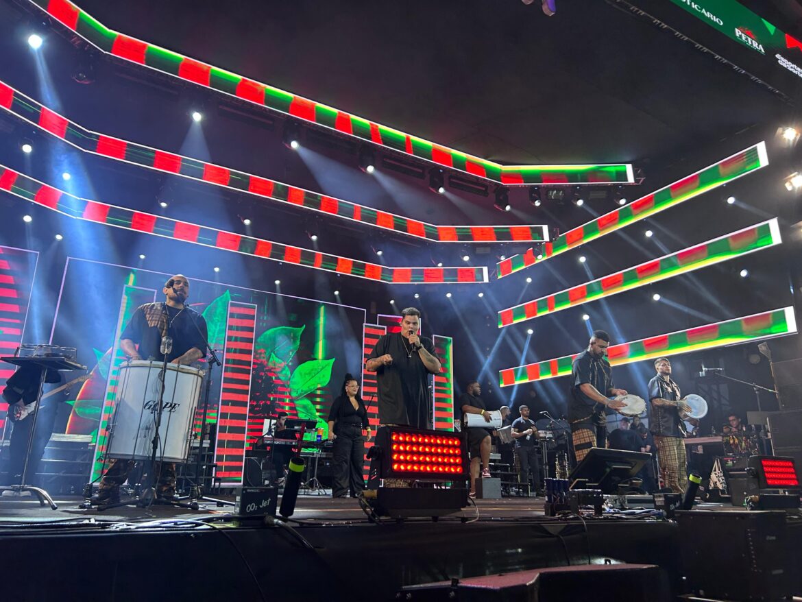 menos-e-mais-e-publico-viram-uma-so-voz-em-apresentacao-de-pagode-na-festa-junina-de-votorantim