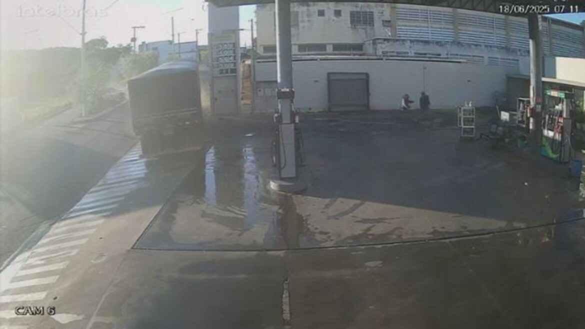 video:-semirreboque-desce-avenida-sem-controle-e-atinge-carro-e-muro-de-posto-de-combustiveis-em-mg