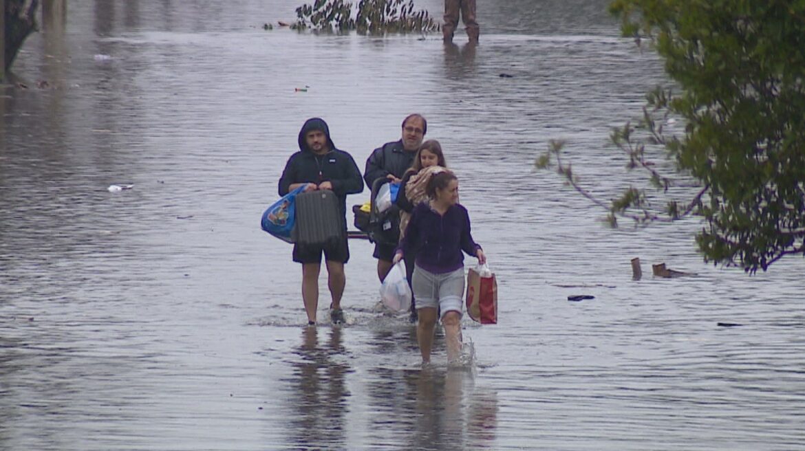 ‘a-gente-prefere-perder-as-coisas-do-que-perder-a-vida’:-moradores-do-rs-vivem-drama-da-enchente-pela-2a-vez