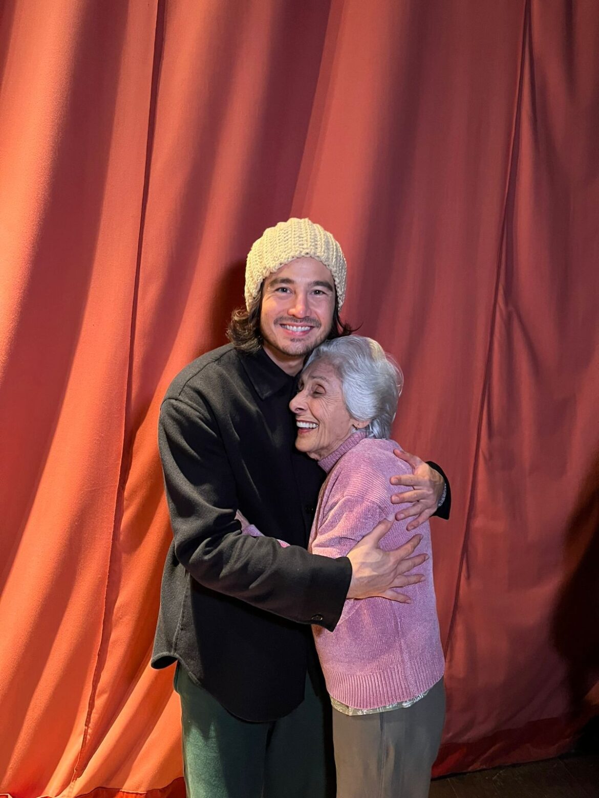 vovo-de-87-anos-curte-show-de-tiago-iorc-pela-primeira-vez,-e-cantor-se-derrete:-‘dona-dalva-tem-meu-coracao’