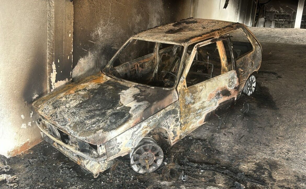 carro-pega-fogo-em-garagem-de-predio-no-bairro-alto-dos-passos,-em-juiz-de-fora
