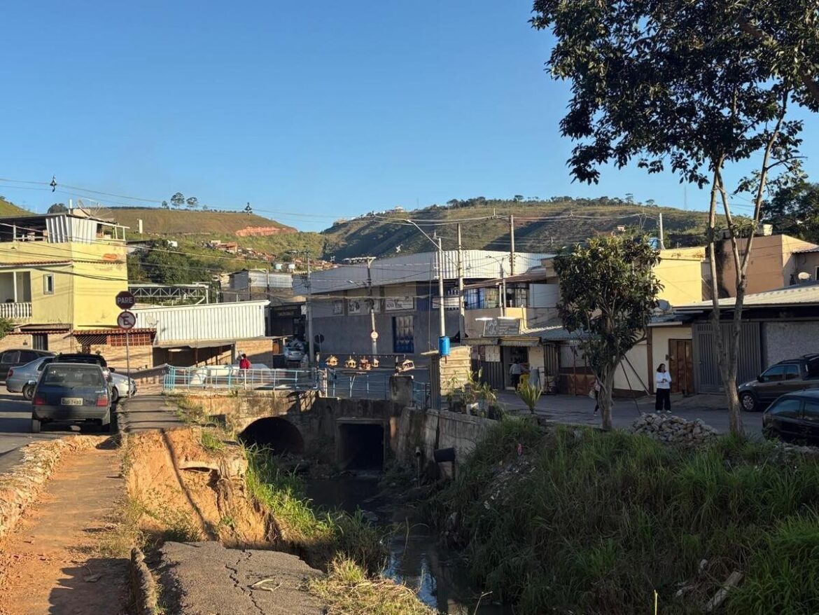 passagem-de-pedestres-e-liberada,-mas-ponte-no-bairro-carlos-chagas-segue-interditada-para-veiculos-em-juiz-de-fora