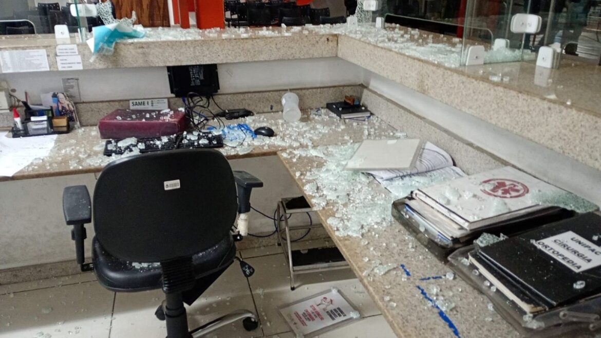 homem-quebra-vidro-da-recepcao-da-upa-norte,-em-juiz-de-fora;-video