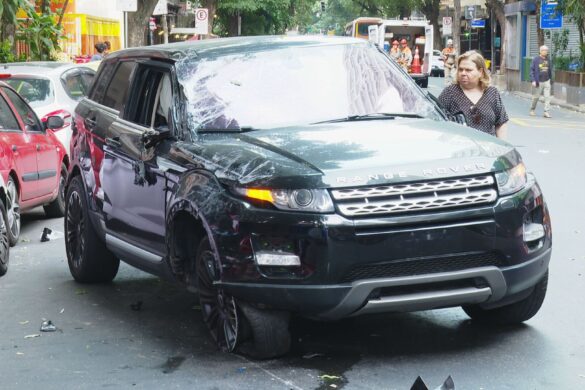 motorista-vai-responder-por-embriaguez-ao-volante-apos-capotar-e-bater-em-varias-motos-e-carros-em-copacabana
