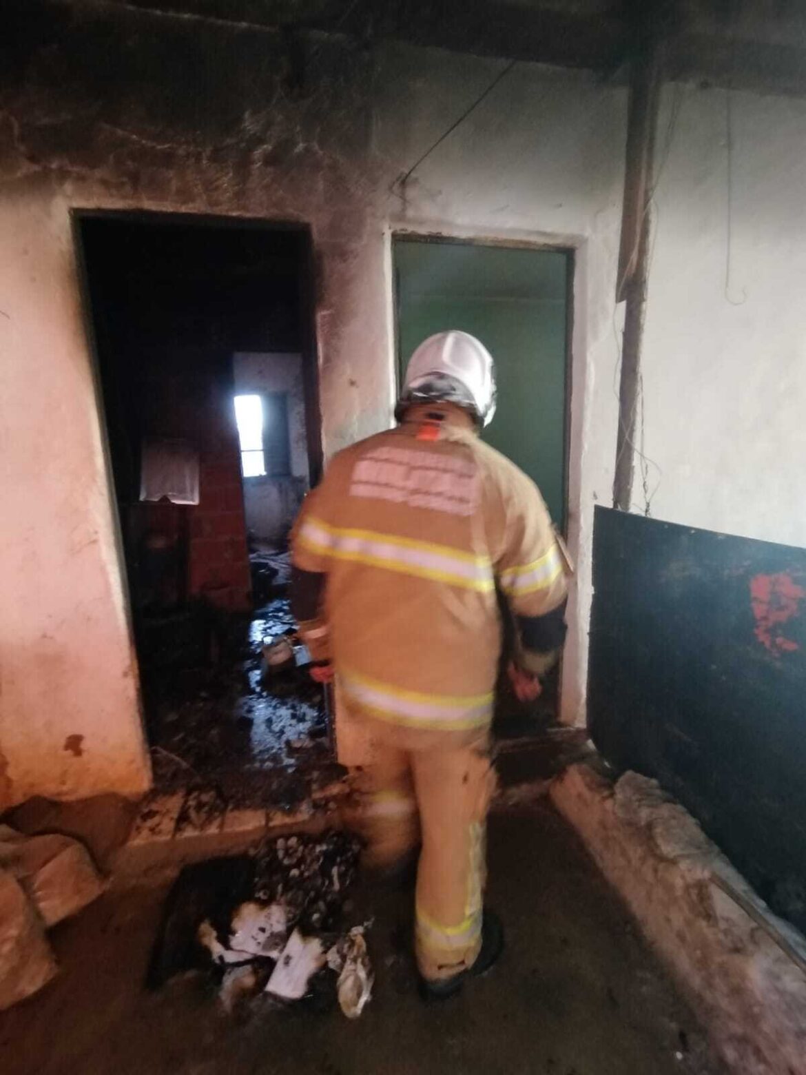 homem-adormece-com-cigarro-aceso-e-acorda-com-casa-em-chamas-em-juiz-de-fora