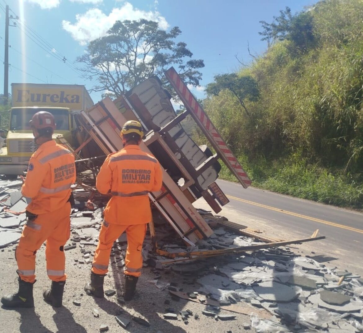 caminhao-carregado-de-granito-tomba-e-bate-em-outro-na-br-267,-em-juiz-de-fora