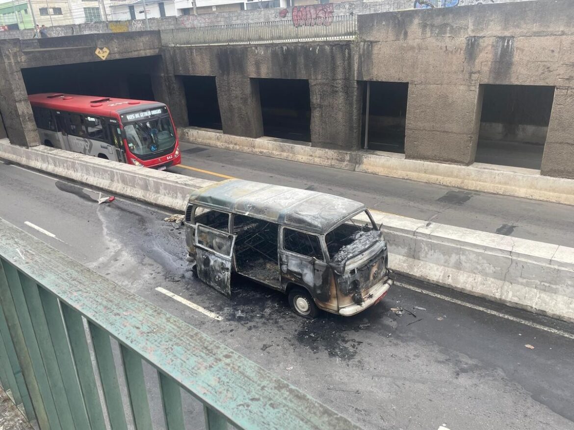 kombi-pega-fogo-e-interdita-transito-no-mergulhao-em-juiz-de-fora;-video