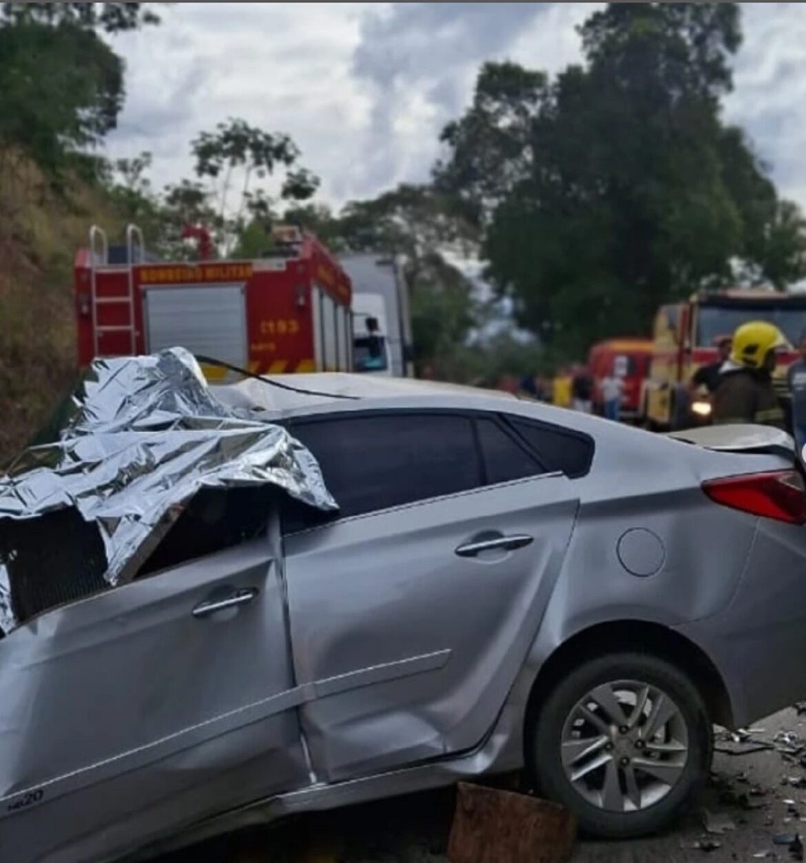 veiculo-de-passeio-e-rodotrem-batem-na-mgc-120-e-motorista-morre-em-dona-euzebia