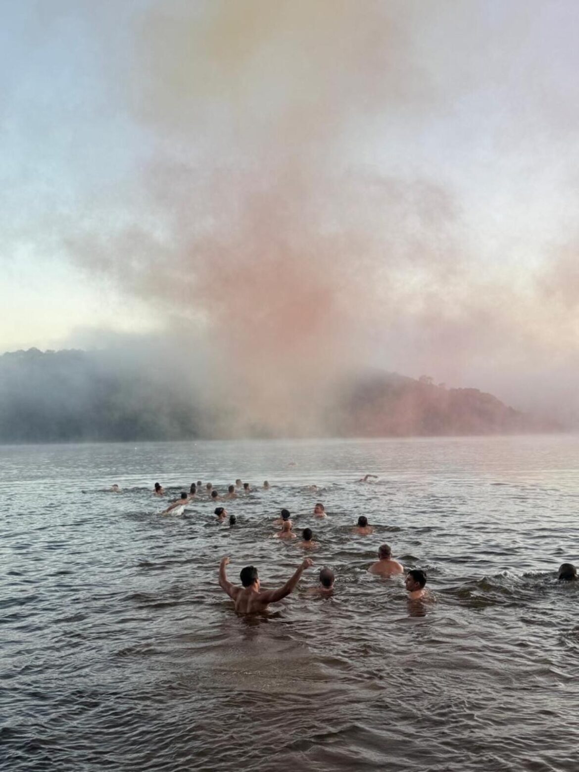 treino-raiz:-com-‘frio-de-rachar’,-10-°c,-bombeiros-atravessam-represa-a-nado-durante-treinamento-em-juiz-de-fora