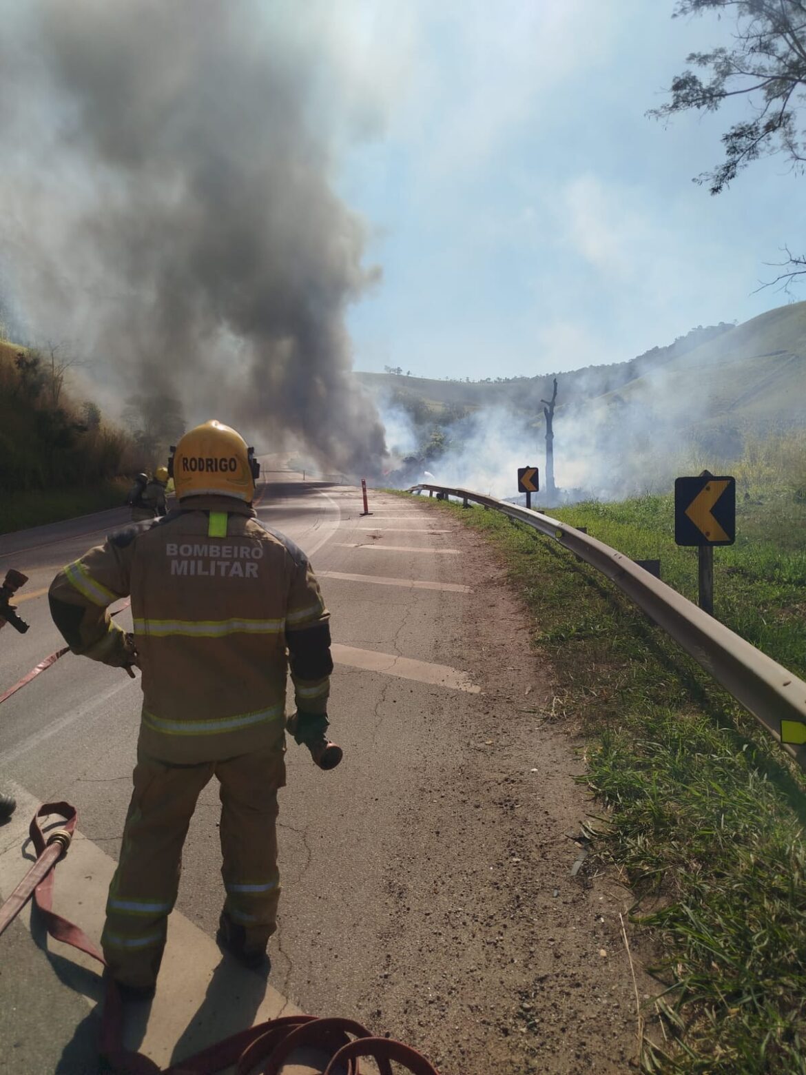 caminhao-tanque-que-transportava-gas-tomba-e-pega-fogo-na-br-040;-video