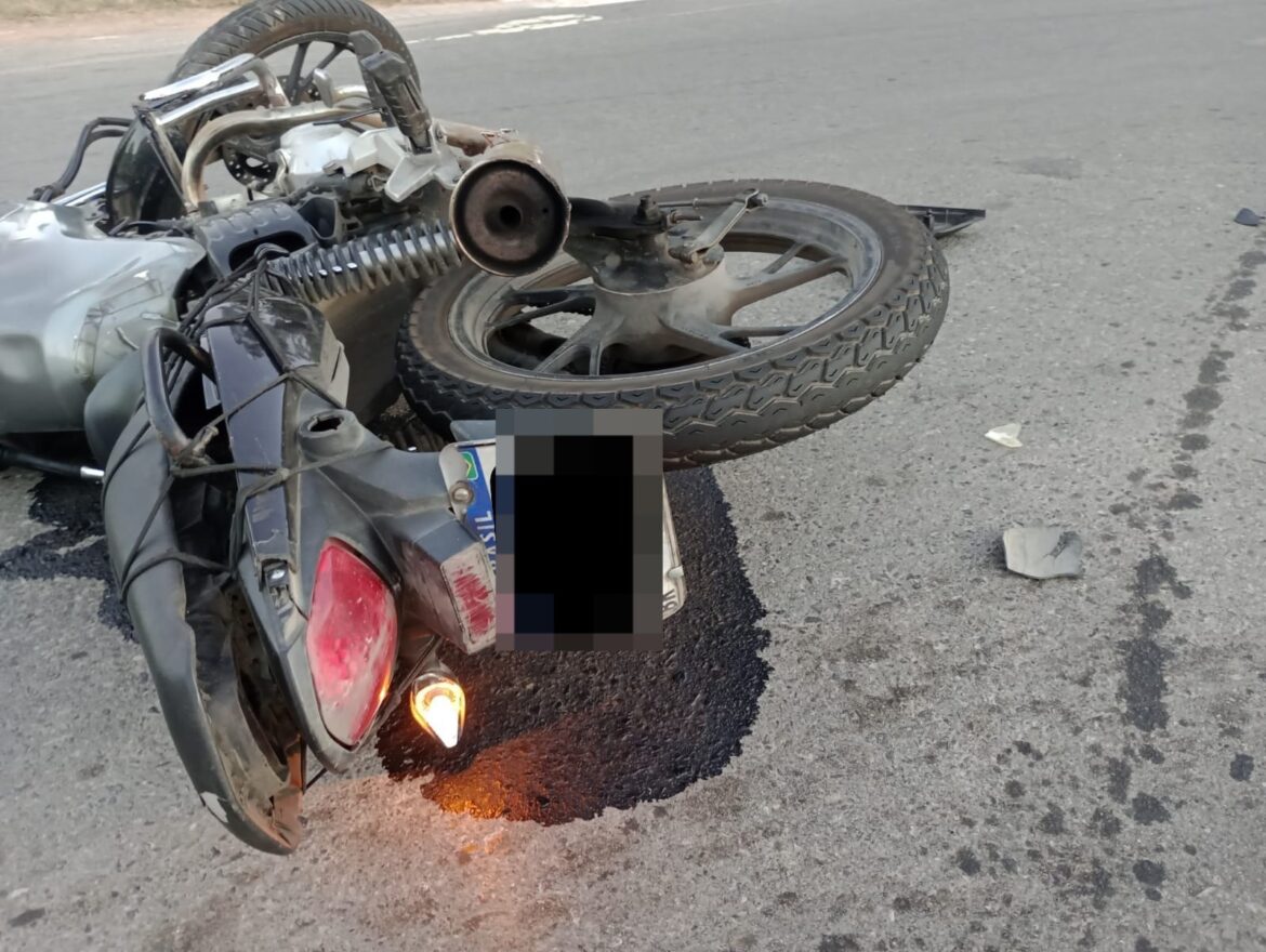 motociclista-e-arremessado-contra-para-brisa-de-carro-em-acidente-no-distrito-de-valadares;-outras-duas-pessoas-ficaram-feridas