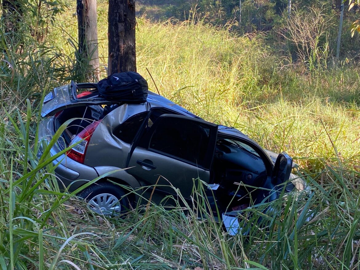 motorista-bate-carro-em-arvore-e-morre-na-avenida-juiz-de-fora