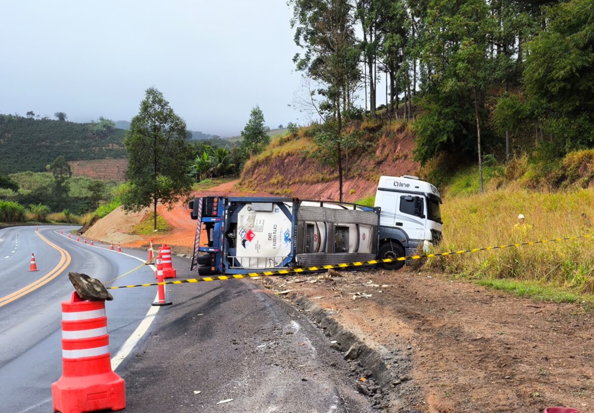 carreta-carregada-com-acido-acrilico-tomba-na-br-116,-em-sao-francisco-do-gloria