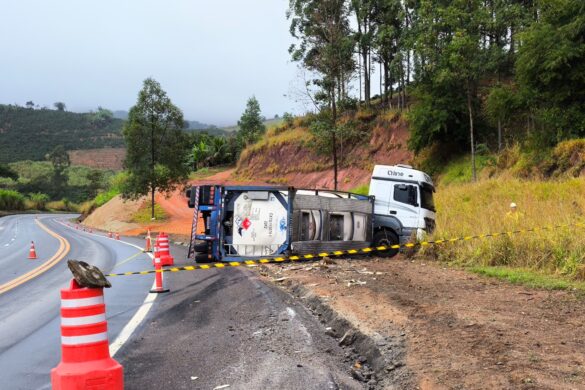 carreta-carregada-com-acido-acrilico-tomba-na-br-116,-em-sao-francisco-do-gloria