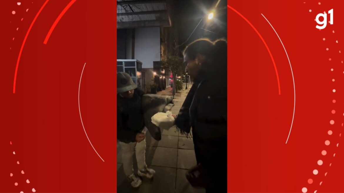 whindersson-nunes-distribui-marmitas-a-pessoas-em-situacao-de-rua-apos-show-na-serra-do-rs