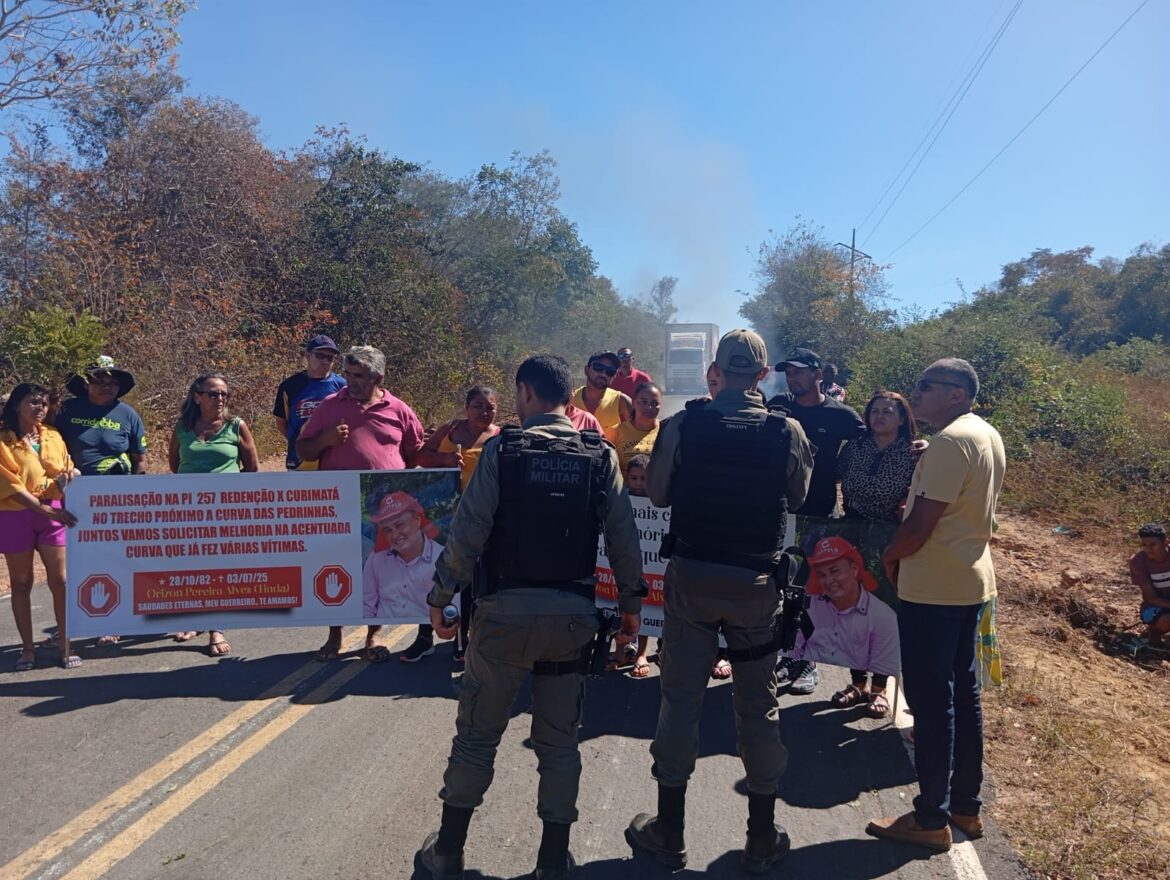 familia-de-eletricista-morto-em-acidente-com-carreta-interdita-trecho-e-pede-expansao-da-pi-257